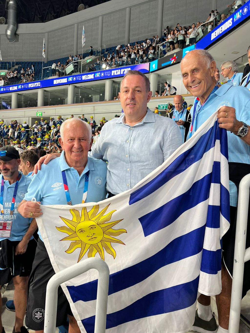 El Embajador de Uruguay Bernardo Greiver llegó a la tribuna celeste a apoyar a la delegación. Aquí, con los abanderados.