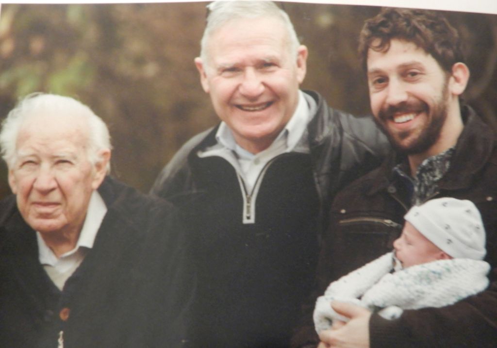 Una foto de años atrás: Aharon Yadlin junto a su hijo mayor Amos, uno de sus nietos y uno de sus bisnietos