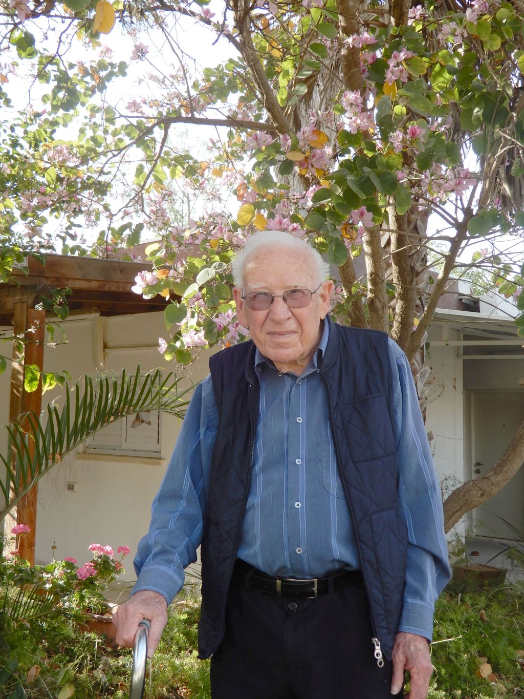 Aharon Yadlin en su kibutz, Hatzerim,hace pocos años