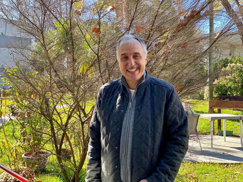Miguel Korytnicki, autor de esta nota, en el jardín del Hogar