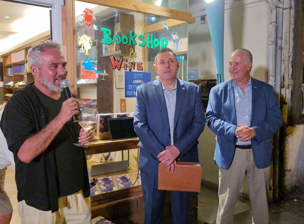 Un momento de la presentación del libro semanas atrás. El orador es el editor Uriel Kon. A la derecha, el Embajador Bernardo Greiver y el escritor Ruperto Long.