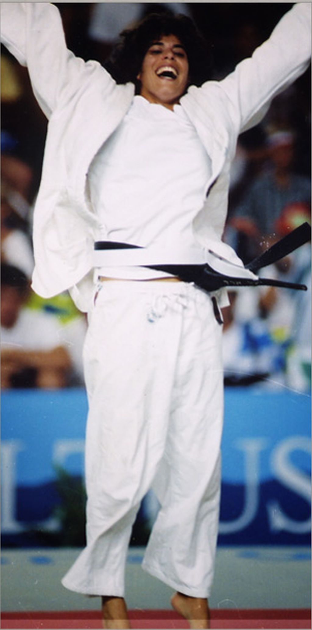 Yael Arad celebrando su medalla olímpica, la primera de Israel