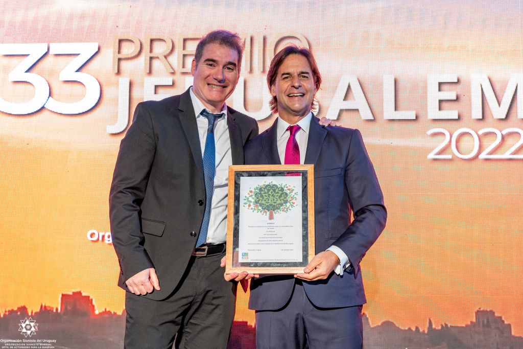 El Presidente del Keren Kayemet LeIsrael Uruguay, Alejandro Weisz, entregó al Presidente de la República un certificado sobre la plantación de árboles a su nombre en la tierra de Israel. Cabe señalar que el KKL apoya intensamente la labor de la Organización Sionista Mundial.