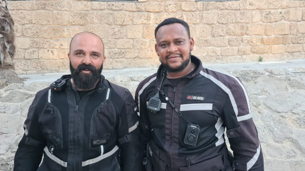 Los dos policías que salvaron hoy vidas en Tel Aviv: Sharif Hason y Mengistu Mohabau