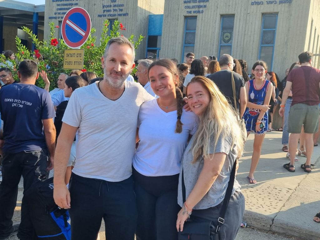 Maia con sus padres Sarita y Ariel