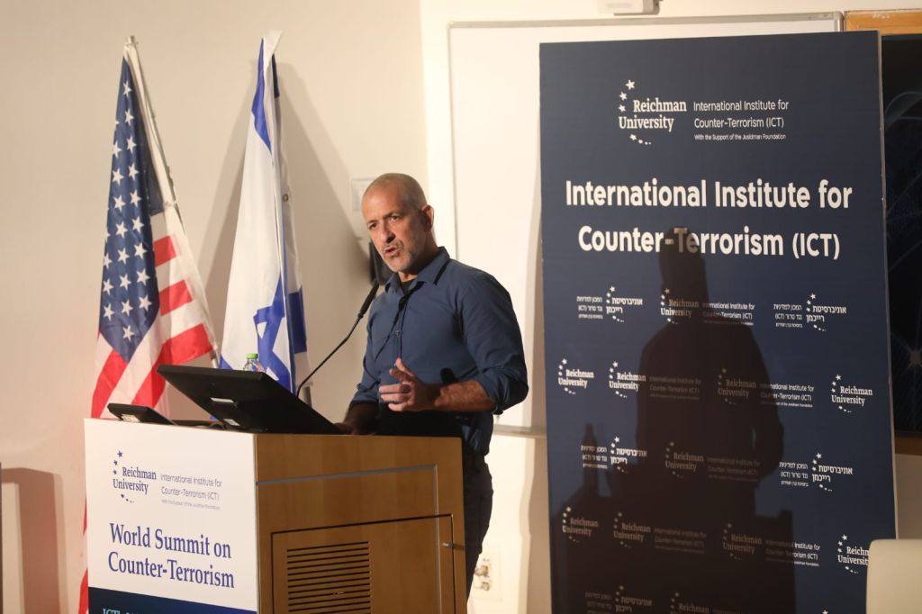 Ronen Bar durante su ponencia. Cabe aclarar que fue colocada en el lugar una bandera de Estados Unidos ya que el congreso fue inaugurado en el 21° aniversario del atentado terrorista contra las Torres Gemelas y se llevó a cabo una ceremonia recordatoria.