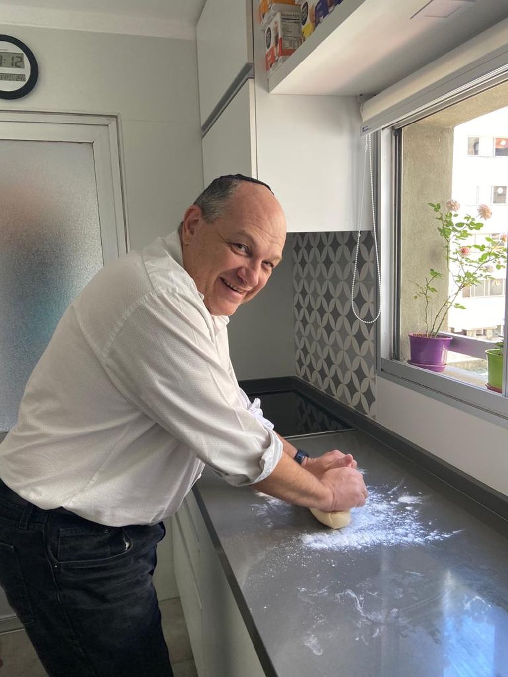 En la cocina, preparando Jalá