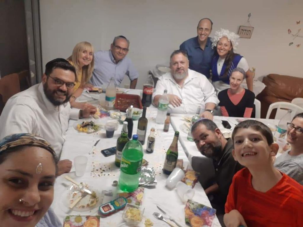 Con amigos, compartiendo momentos y una cena, en Purim