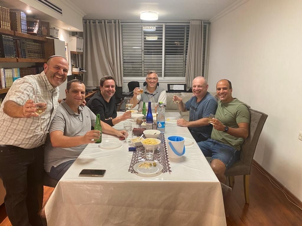 Daniel con alguos de sus amigos más cercanos, uruguayos todos. De izquierda a derecha: Ernesto Silberman, Daniel Geppert, Daniel Dobroszklanka, Daniel Aizen, Pablo Slonimczyk, Alejandro Murninkas