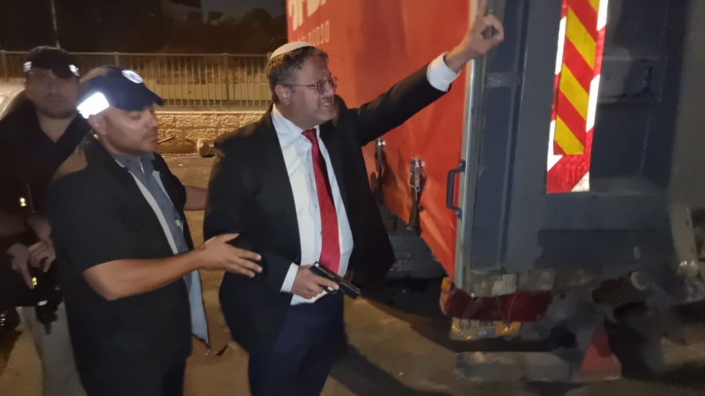 El diputado Itamar Ben Gvir, en una escena polémica de días atrás cuando sacó su arma en Jerusalem explicando luego que se sintió amenazado y corría peligro. Sus críticos dijeron que estaba rodeado de guardias y que su actitud fue una provocación. (Foto: cuenta de Ben Gvir en Facebook)