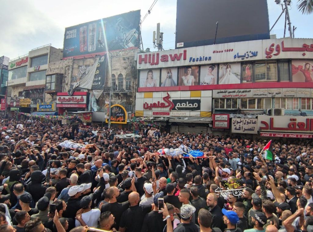 Una multitud acompaña los funerales en Nablus