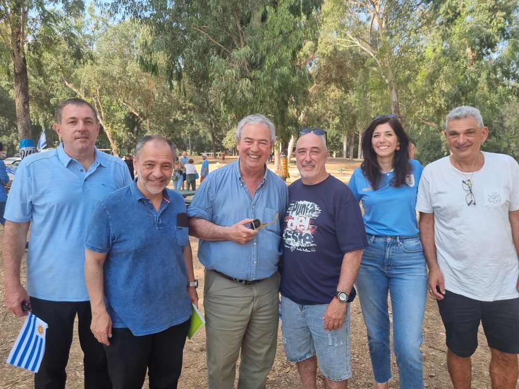 El Embajador de Uruguay Bernardo Greiver, el Cr Max Sapolinski (como representante del BROU en la delegación), el Ministro Luis Alberto Heber, uno de los participantes en el encuentro de uruguayos, Ernesto Neulander, la Cónsul uruguaya en Israel Ifigenia Xifré Villas y el Cónsul Honorario de Uruguay en Zijron Yaakov Abraham Maman