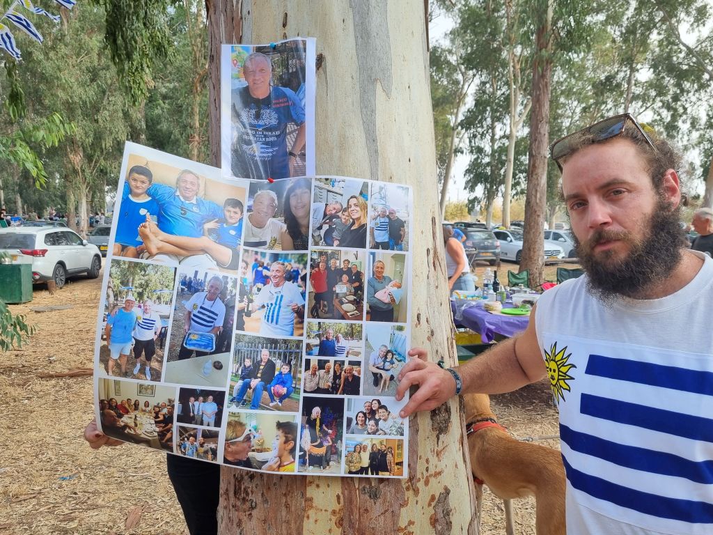 Tomer junto a una cartulina recordatoria con una hermosa selección de fotos de Mauricio, de bendita memoria