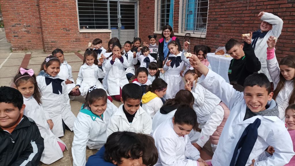 Repartiendo manzana con miel en la celebración de Rosh Hashaná en la escuela Estado de Israe N° 68 en la calle Carabelas