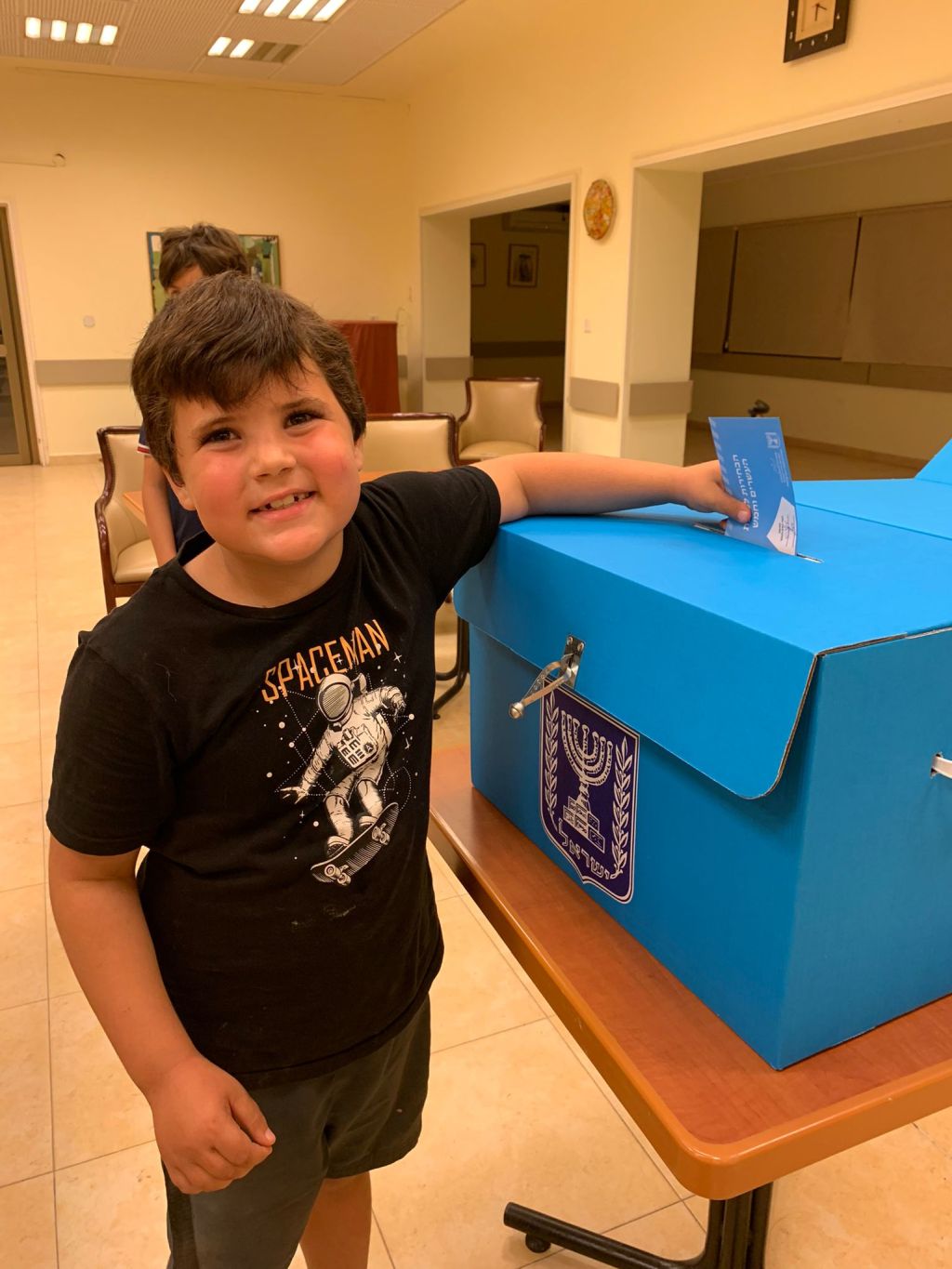 Erez Friedmann ayudó a su papá Itay, en la urna del kibutz Rujama.