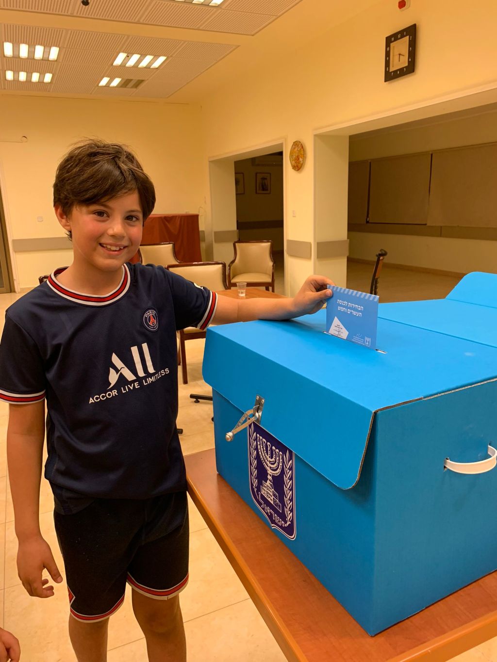 Su hermano menor Yair no se quedó atrás….¿será la papeleta de su mamá?