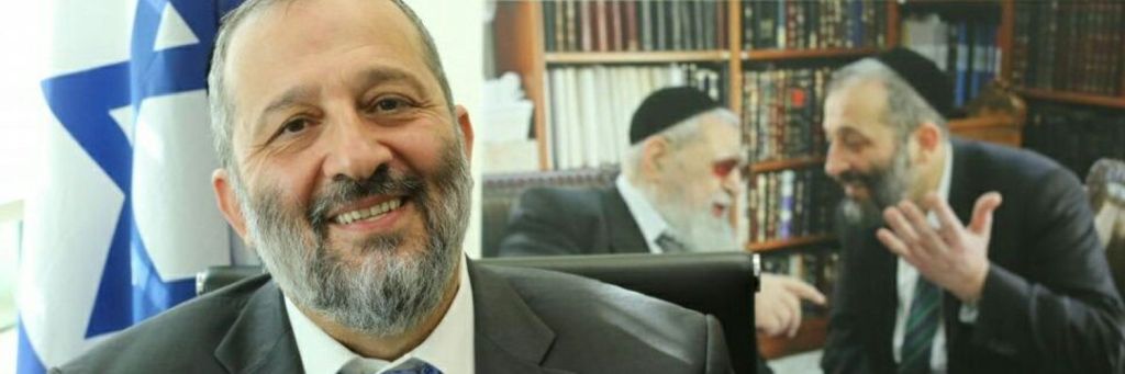 La foto de portada de Arye Deri, jefe de SHAS , en Twitter . De fondo, una foto suya con el Gran Rabino Ovadia Yosef, ya fallecido.