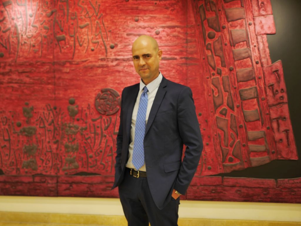 Amir Ohana, en una foto que le tomamos años atrás al entrevistarlo en la Kneset. Era diputado. Luego fue ministro.