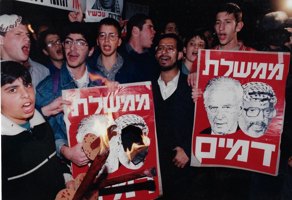 Duras protestas contra Rabin y el proceso de Oslo en diferentes partes de Israel