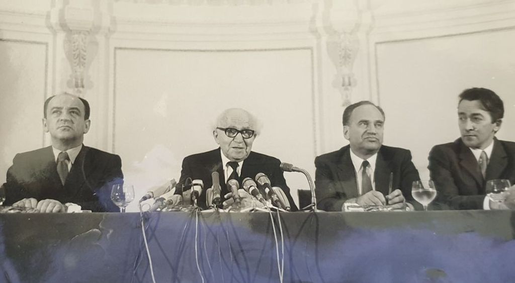 Como portavoz de la embajada de Israel en Bruselas, durante una visita de David Ben Gurion, junto a Arie (Lova) Eliav