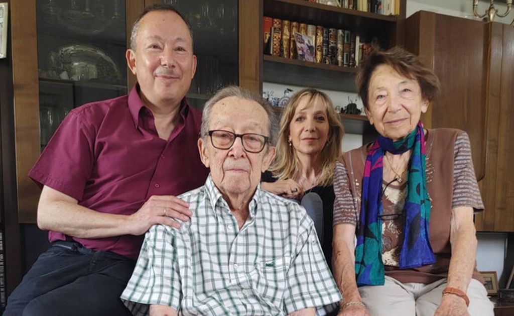 Eliezer y Shoshana junto a sus hijos Yigal y Emi, en una foto del mes de agosto (Foto: Gentileza de Yogev Carmel, N13)
