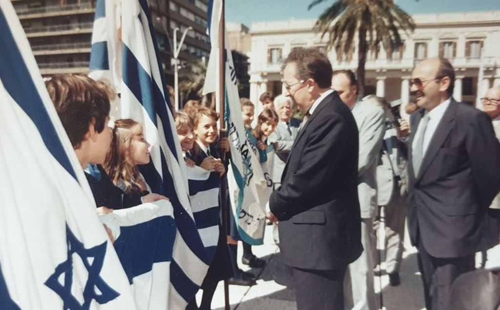 Itzjak Shoham, detrás de Palmor, en un acto en la Plaza Independencia en Montevideo