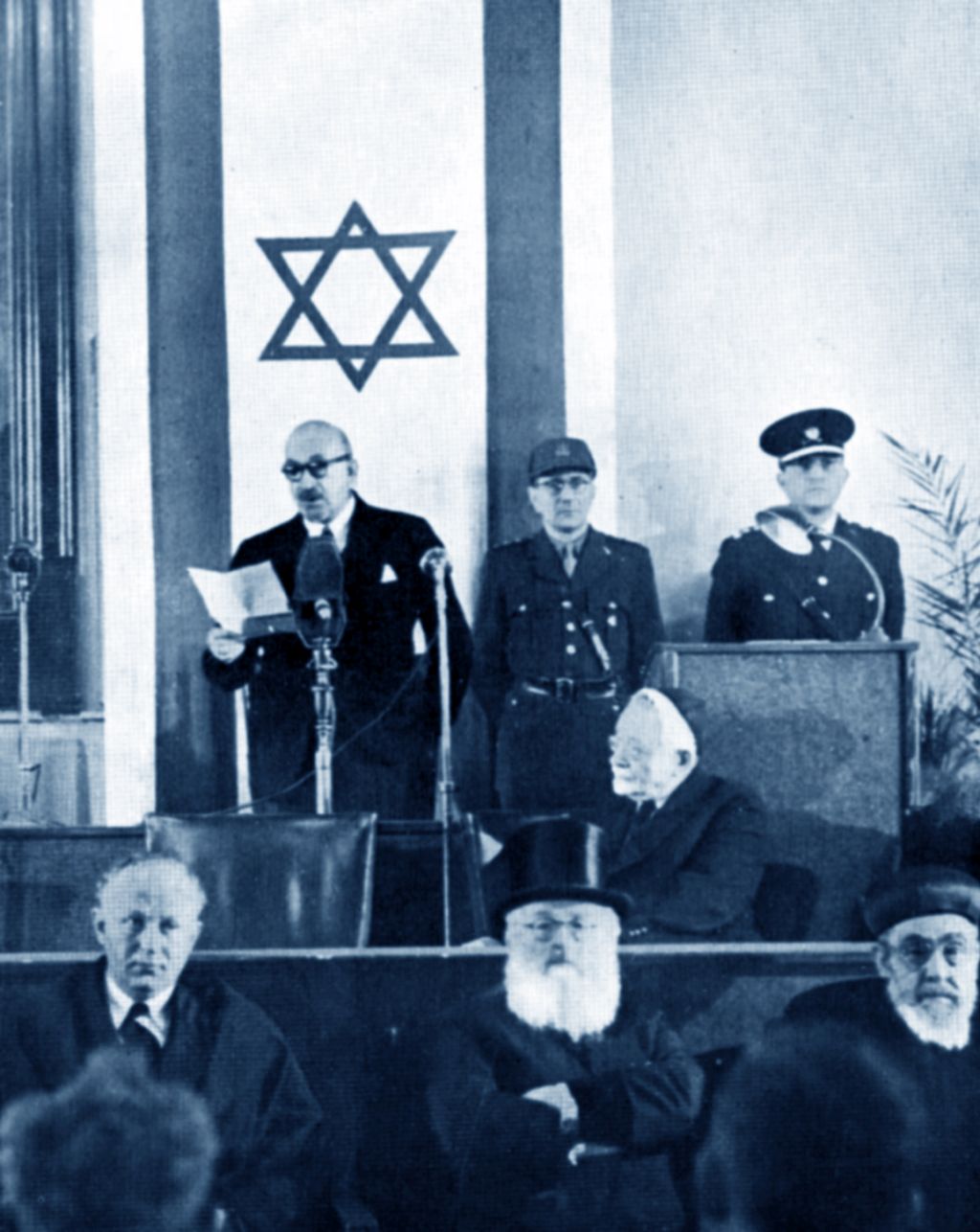 Weizmann jurando como primer Presidente de Israel, en el edificio de la Agencia Judía, 17 de febrero de 1949 (Foto: Wikipedia, de autor desconocido)