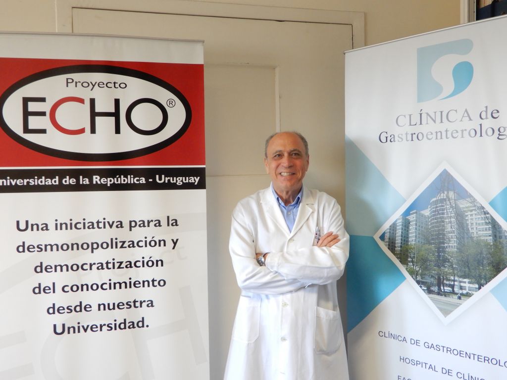 Una foto de años atrás, en el consultorio de Henry Cohen en el hospital de Clínicas