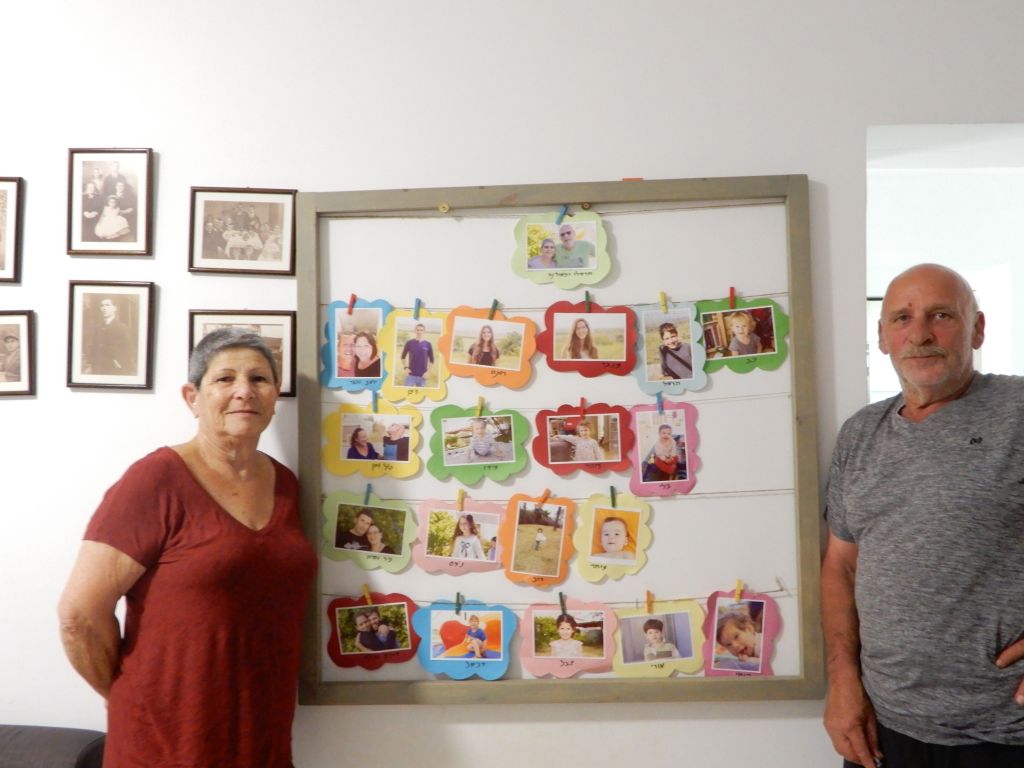 En el salón de su casa, años atrás, Paulina y Marcelo Tregerman con fotos de los nietos, un álbum singular en el que siempre está Daniel, y al que desde su muerte se han agregado otros