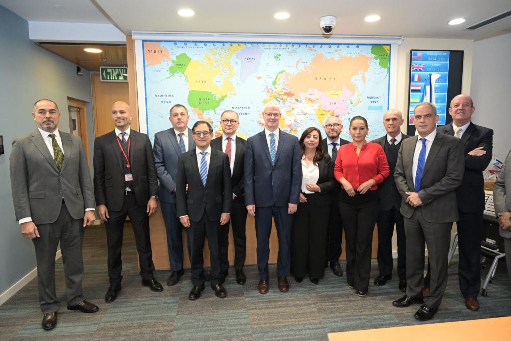 De izquierda a derecha, los embajadores de Honduras,Paraguay, Uruguay, México. Chile, el Director General Alon Ushpiz, Guatemala. Ecuador Panamá Brasil , Chile Peru y adelante el Embajador Peled