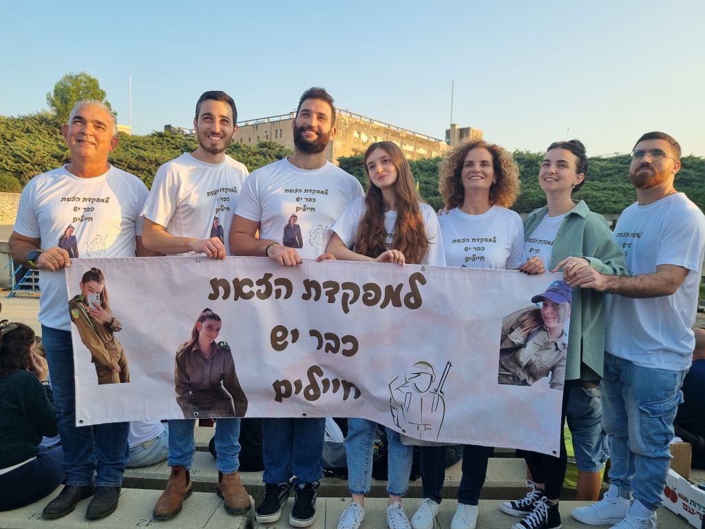 Esta comandante ya tiene soldados, dice el cartel que llevó una familia para felicitar a su hija