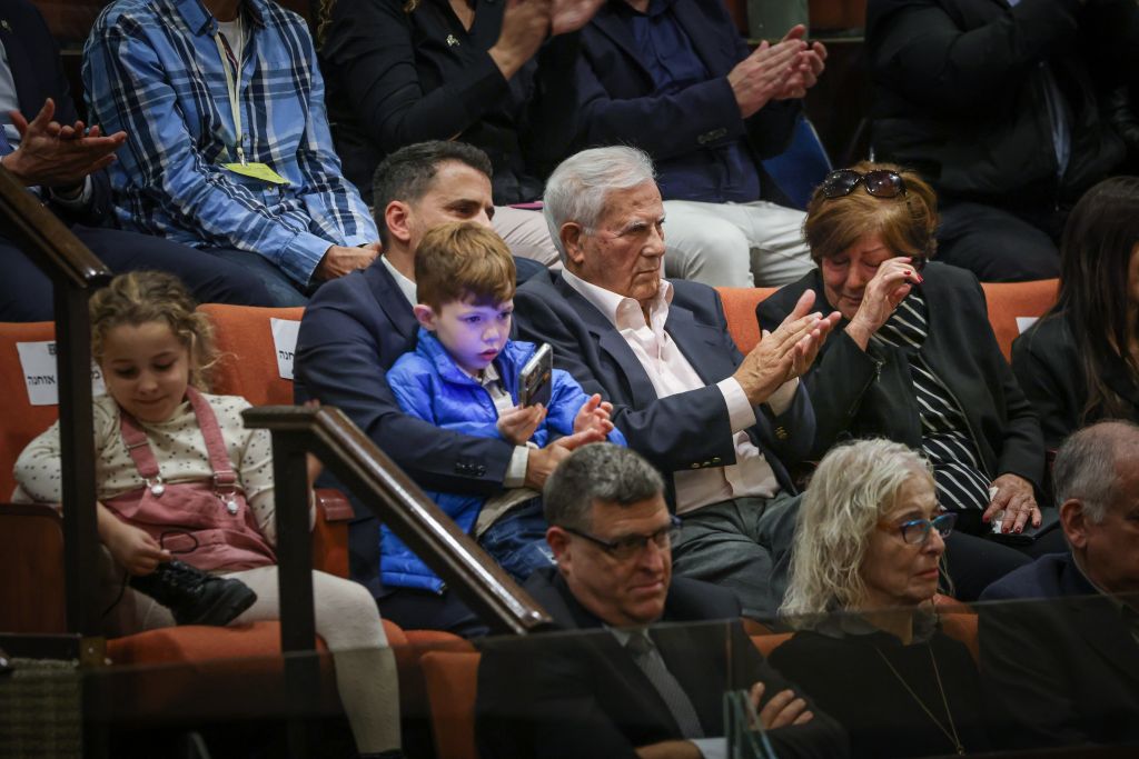 Alon, la pareja de Ohana, conl os hijos de ambos, al lado de los padres de Amir