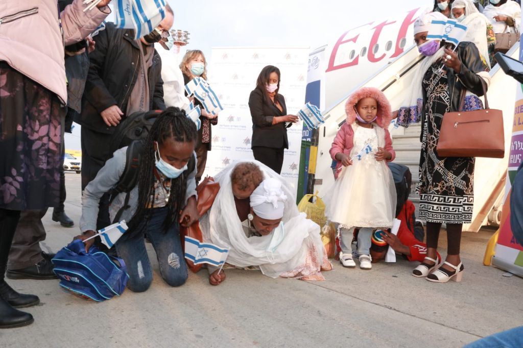 Inmigrantes de Etiopía al arribar a Israel (Foto: Ministerio de Inmigración y Absorción)