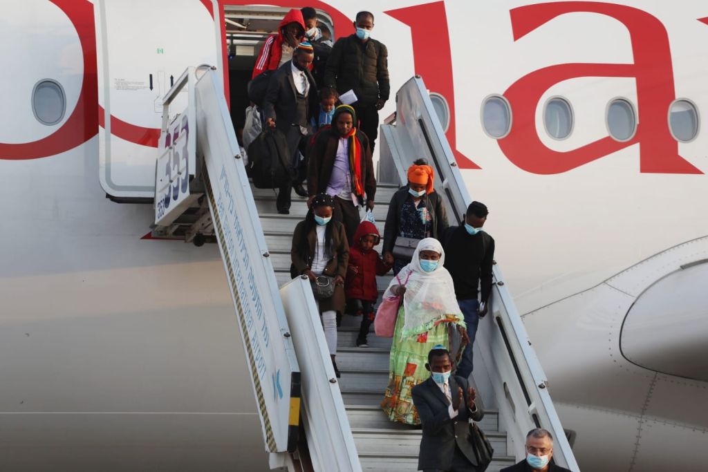 Inmigrantes de Etiopía al arribar a Israel (Foto: Ministerio de Inmigración y Absorción)