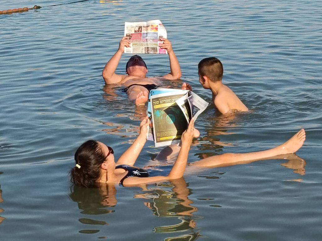 Turistas en el Mar Muerto (Foto: Ariel Jerozolimski)