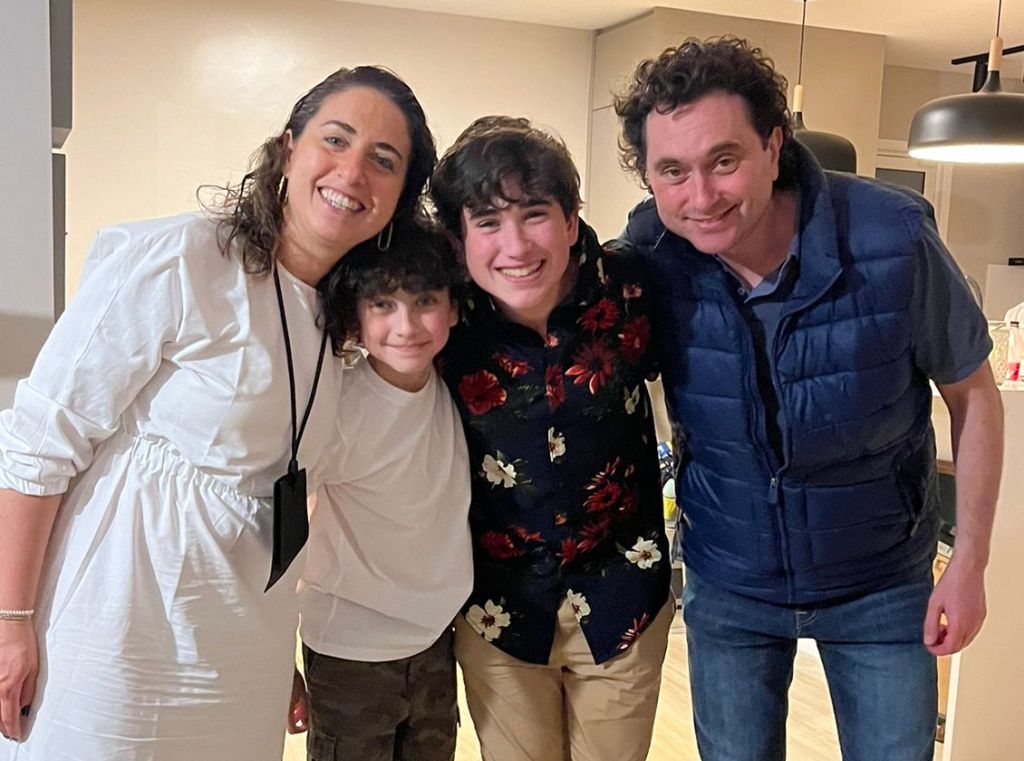 Roni con sus padres Ami y Fabián y su hermano Teo