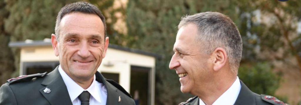 Herzi Halevi, a la izquierda, junto a su antecesor Aviv Kohavi