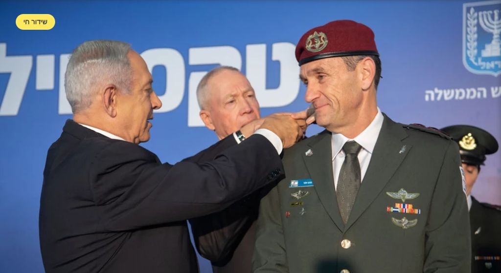 Netanyahu y Galant colocando a Halevi el rango de Teniente General
