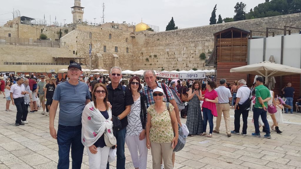 En una visita a Israel, con su esposo y amigos muy cercanos. De izquierda a derecha: Luis Komornik, Susy Leonoff, Ronnie Palugyai, Silvia Ed, Hector Lamas, Estela Sardas de Komornik