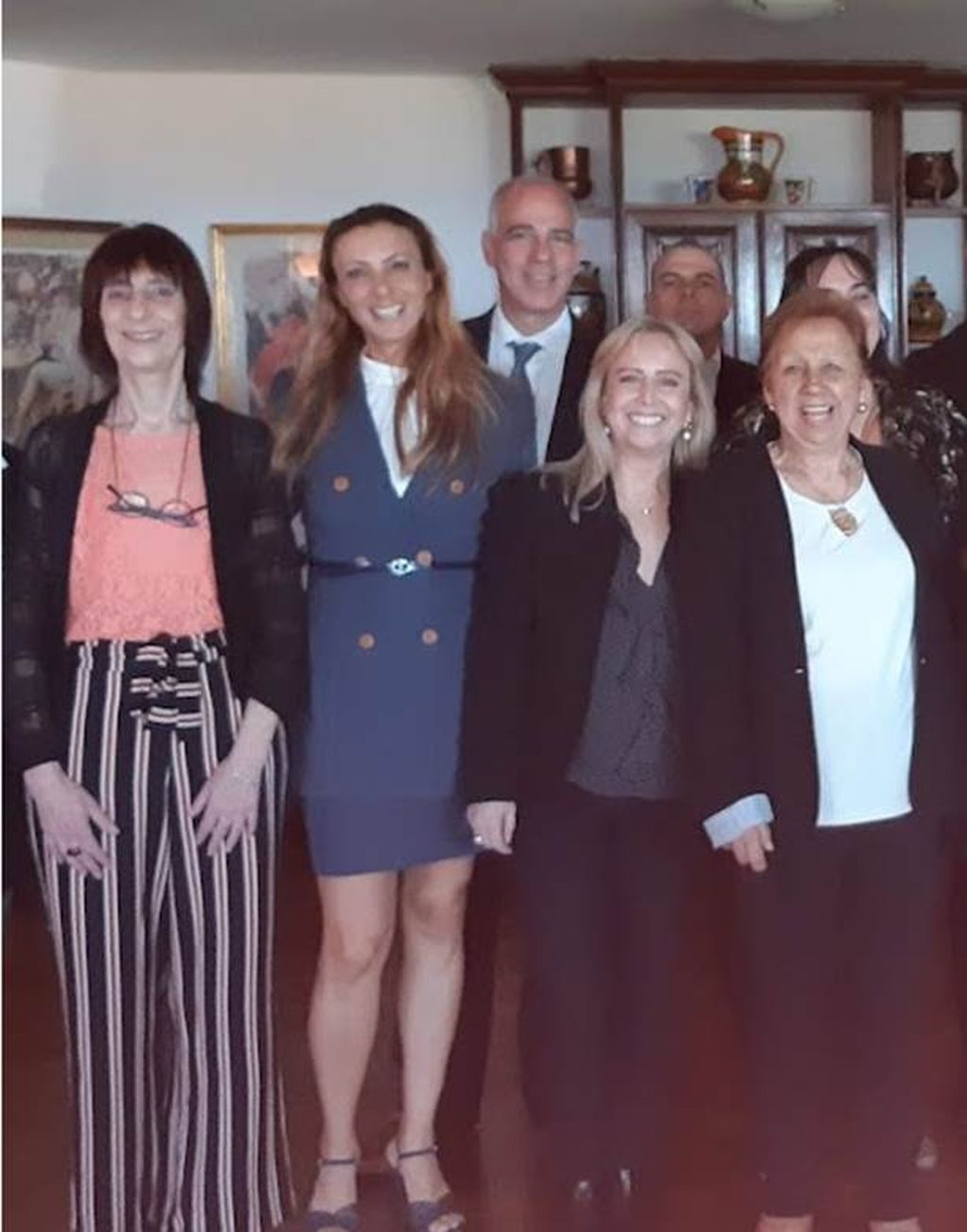 El Embajador Magen y su esposa Adi, adelante en el medio, con Silvia (a la izquierda) y otros funcionarios de la embajada en Montevideo