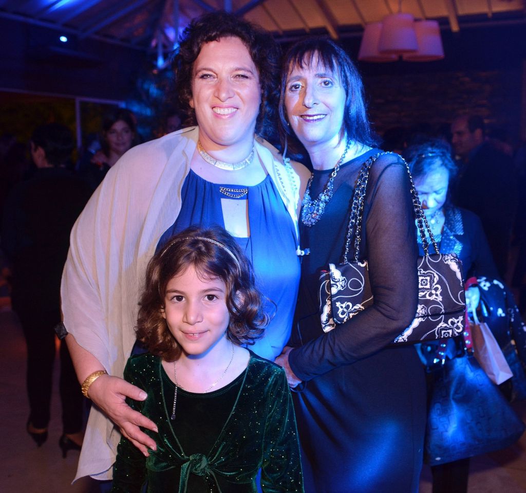 Nina Ben Ami y su hija menor Tamar,con Silvia, en la fiesta de Bat Mitzva de su otra hija Shira