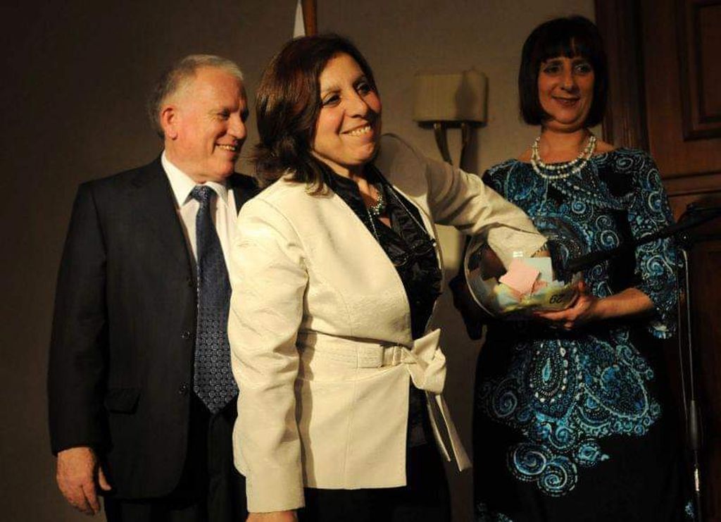 Silvia y el Embajador Dori Goren con la entonces Intendente de Montevideo Ana Olivera, en un sorteo durante una actividad en beneficio de la construcción del "Parque de la Amistad" , para el que Olivera se inspiró en el parque Javerim de Raanana
