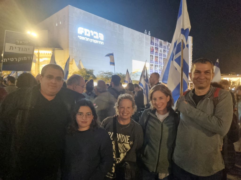 Yuval y Ayalá con su hija, junto a una pareja de amigos, Ifát y Déiv Danon