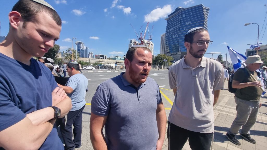 Eliahu es el del medio