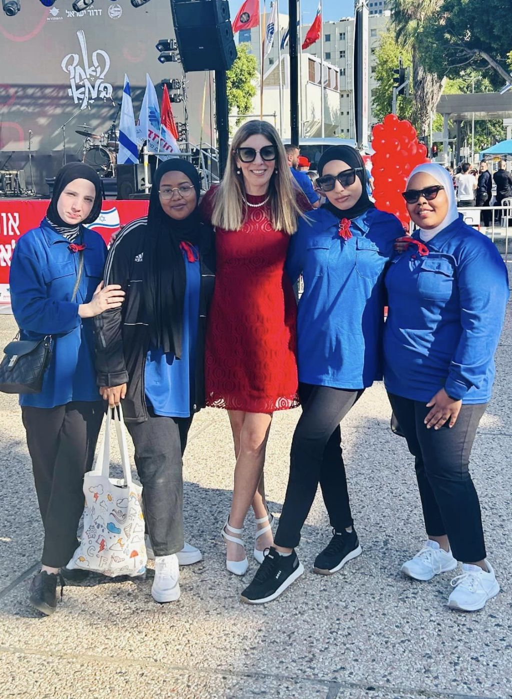 En un evento del 1° de mayo, Avital con trabajadoras musulmanas miembros de la Histadrut