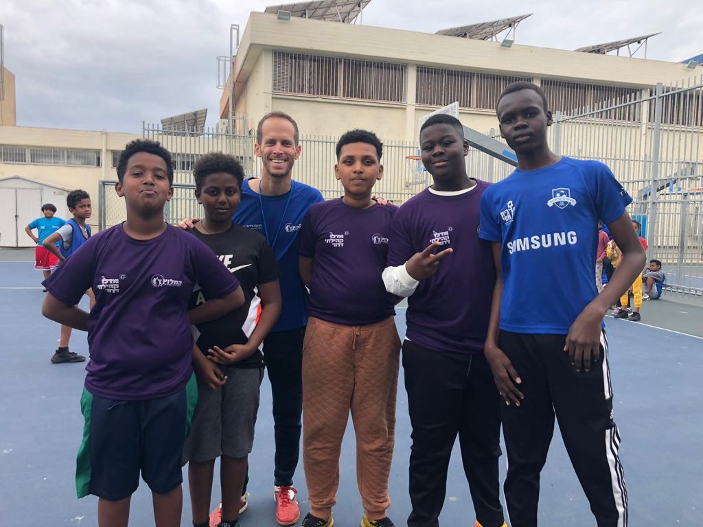 El entrenador, festejando con alumnos del colegio Keshet