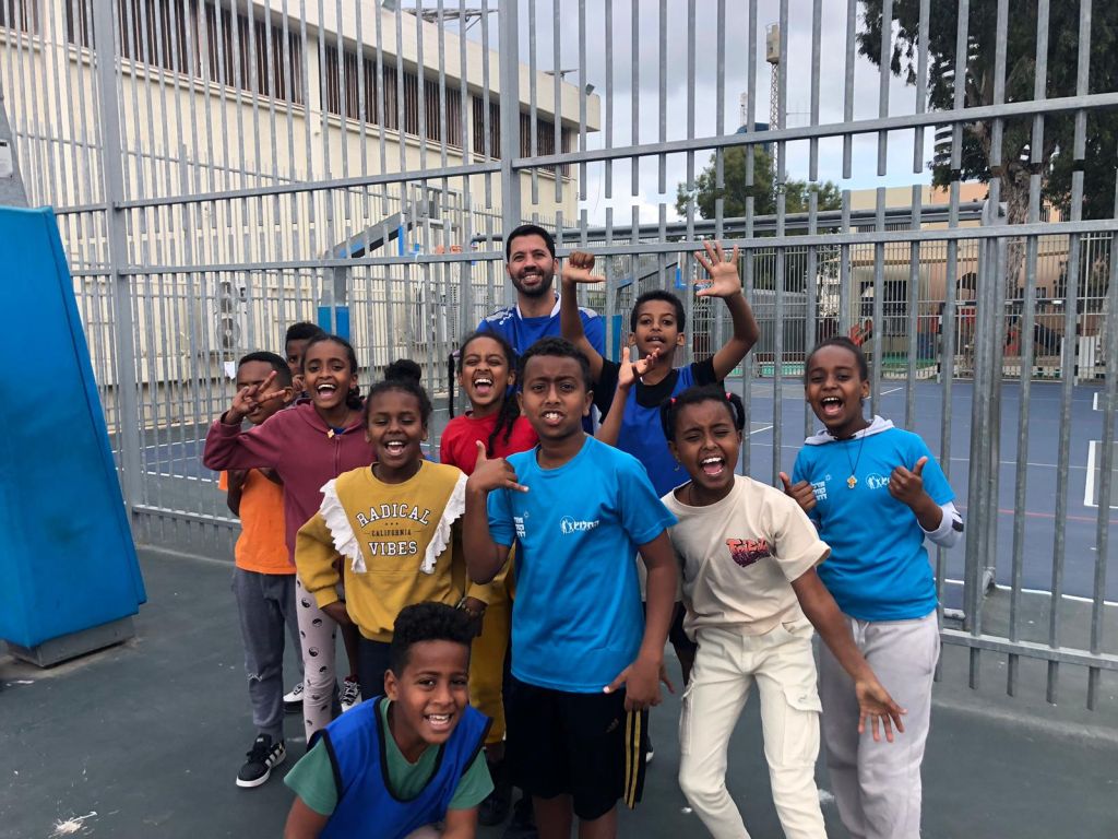 El entrenador Nir ben Simon con los alumnos de Guinat Haretsifim