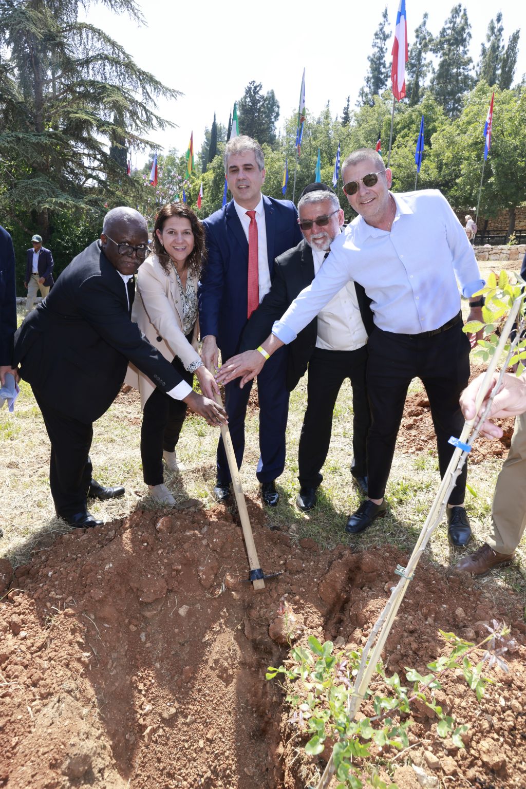 El Canciller Eli Cohen, en el medio, junto a algunos de los embajadores