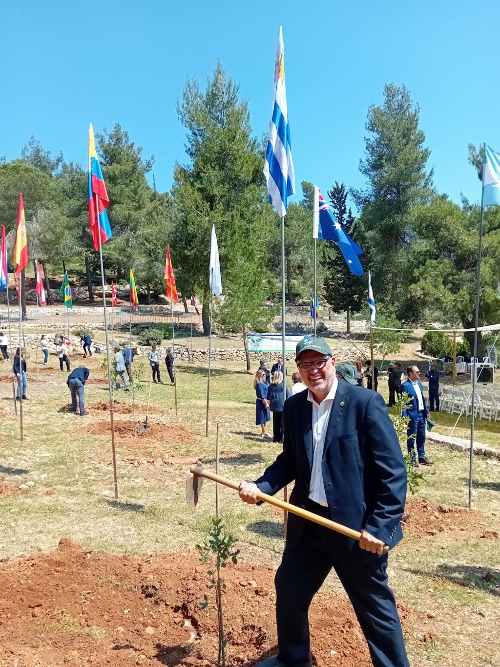 El Embajador de Uruguay Manuel Etchevarren, plantando el árbol . Para el Embajador uruguayo, que arribó a Israel recientemente, este es el segundo período en el que representa a Uruguay en Israel ya que entre 1991 y 1997 se desempeñó como Cónsul. Aquella misión, por distintas circunstancias, tuvo la particularidad de que estuvo en su puesto trabajando con tres embajadores: Augusto Wild, Alfredo Platas y Aníbal Díaz Mondino.