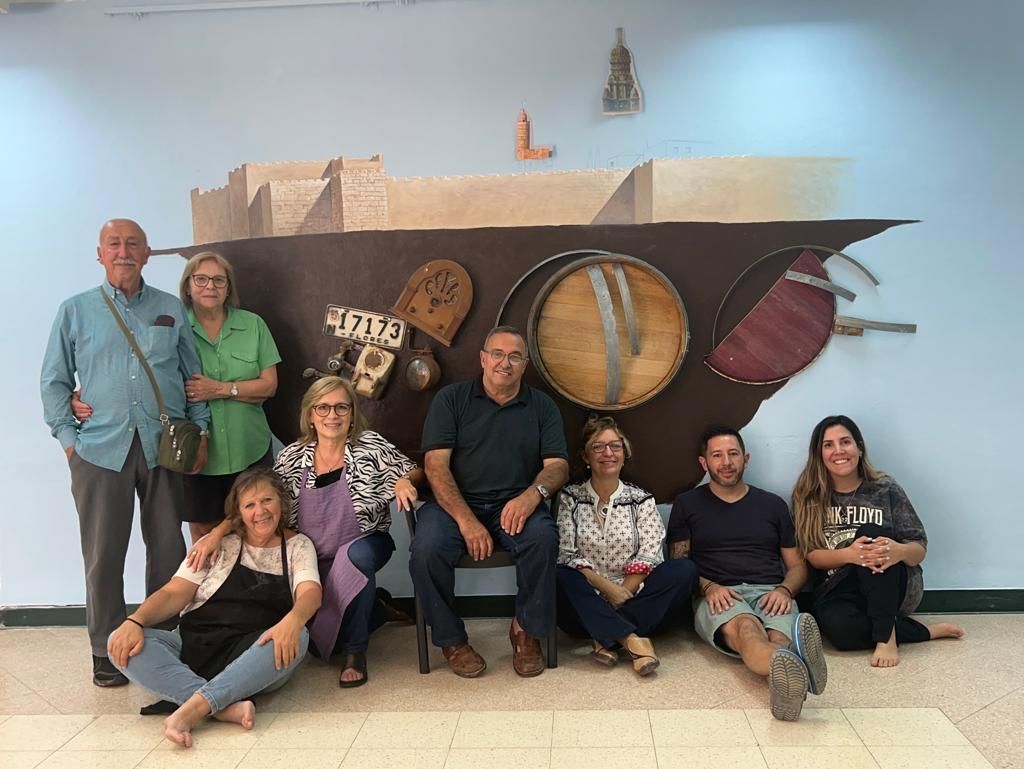 El grupo, de izquierda a derecha: Washington García, Amelia Lolo, Gabriela Alonso (sentada), Lalia de Mello, Roberto Cadenas, Janet Cabrera, Daniel Álvarez y Florencia Cadenas
